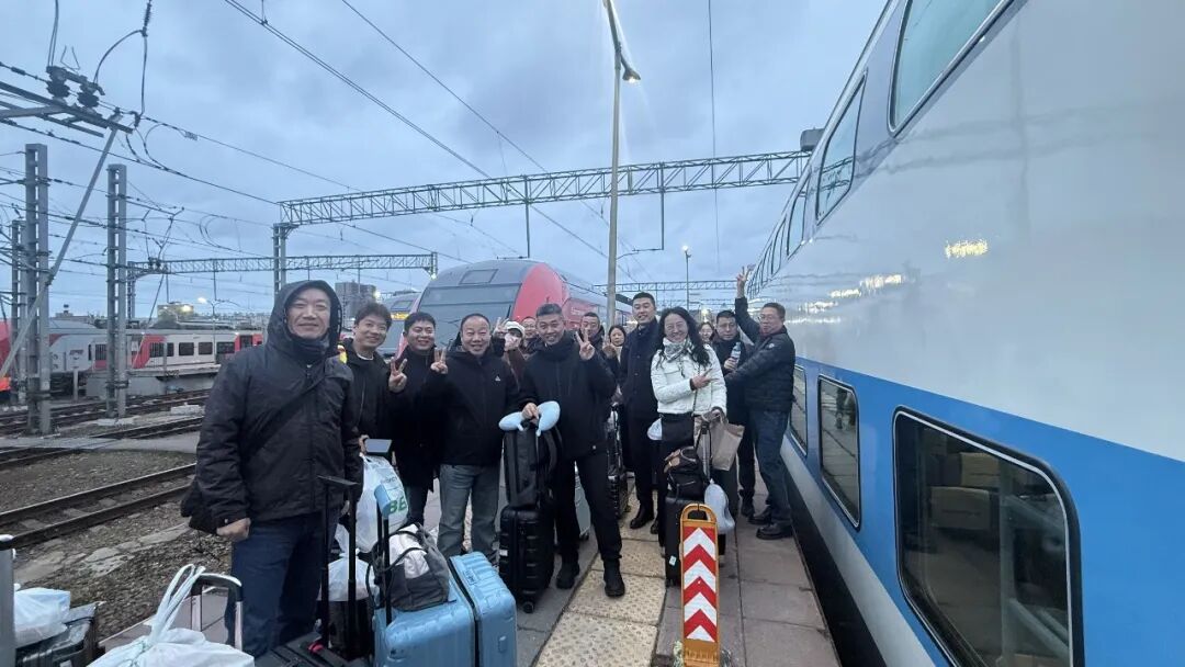 思迅俄罗斯行-城际火车换乘留念-14.jpg